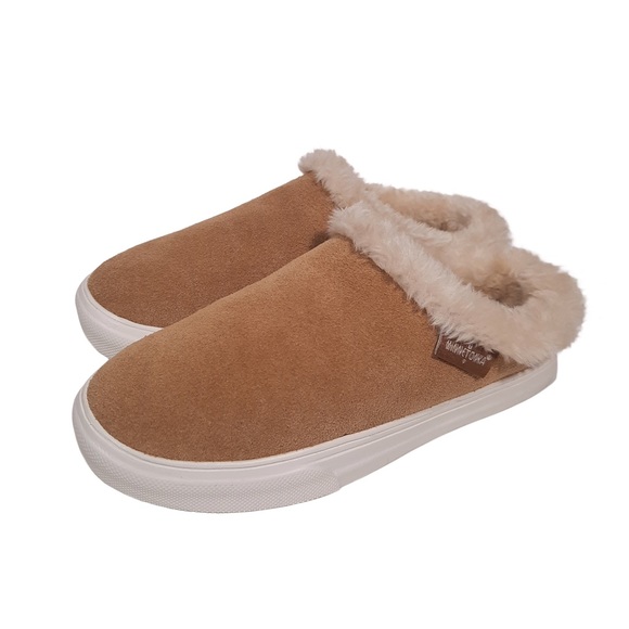 Minnetonka Shoes - Minnetonka Beige Tan Mocassin Slippers, Women's 6 NWOT